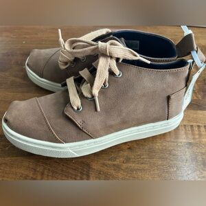 NWT 3.5 Tom’s Youth Botas Cupsole Toffee Microsuede - kid’s brown shoes